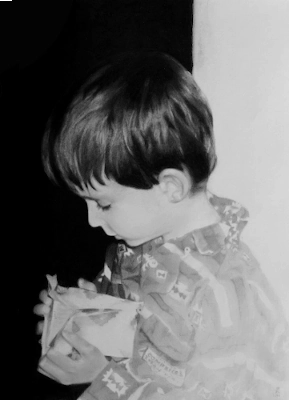 portrait dessiné d'un enfant ouvrant un cadeau