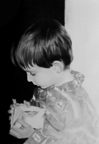 enfant ouvrant un cadeau